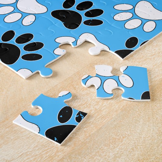 Zwart-witte en rode vlekken op blauwe achtergrond legpuzzel (Zijkant)