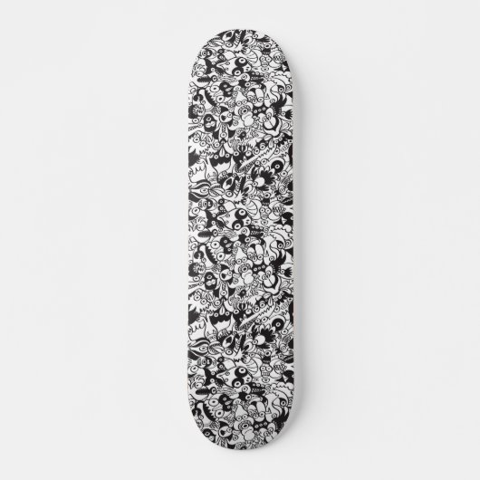 Zwart-witte engerige monsters in tekenstijl persoonlijk skateboard (Voorkant)