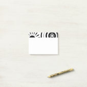 Zwart-witte fantasiebloemen, cirkels, spatten post-it® notes (Op bureau)