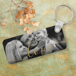 Zwart-witte foto Elegant Gold Script Love Sleutelhanger<br><div class="desc">Pas uw favoriete foto aan met een prachtig gouden scriptlettertype met de woordliefde,  waardoor u een uniek geheugen en een unieke gave hebt voor de schat! Ontworpen door: Thisnotme©</div>