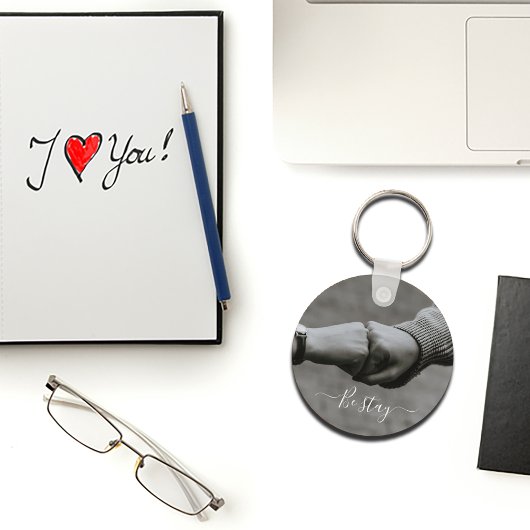 Zwart-witte foto van de handen van twee mensen sle sleutelhanger