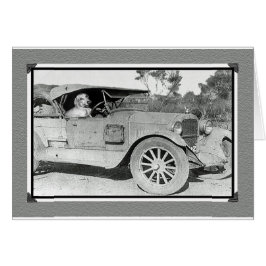 Zwart-witte foto van oude auto.Dachshund rijden