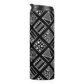 Zwart-witte geometrische achtergrond met hand d thermosbeker (Geroteerd rechts)