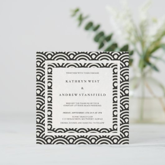 Zwart-witte geüluiseerde golven Elegant Beach Wedd Kaart (Staand voorkant)