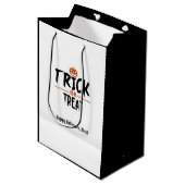 Zwart-witte halloween "Trick or treat" afdrukken Medium Cadeauzakje (Voorkant Gekanteld)