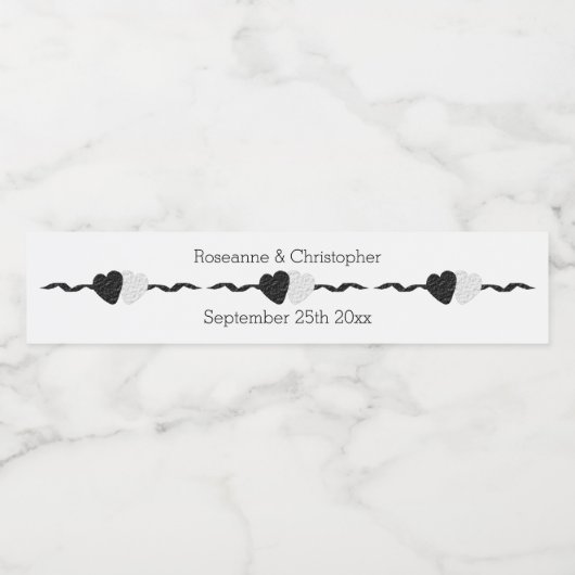 Zwart-witte harten ontwerp bruiloft waterfles etiket (Enkel label)