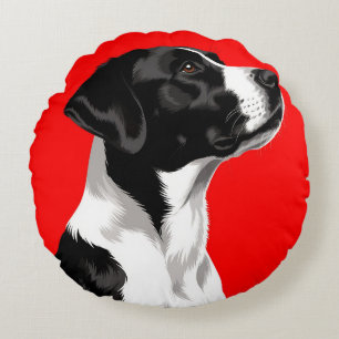Zwart-witte hond op een krachtige rode achtergrond rond kussen