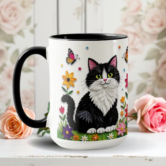 Zwart-witte kat, bloemen en vlinders mok
