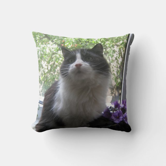 Zwart-witte kat, bloemen. kussen (Voorkant)