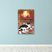 Zwart-witte kat ligt voor de open haard canvas afdruk (Insitu (Houten vloer))