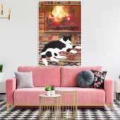 Zwart-witte kat ligt voor de open haard canvas afdruk (Insitu (Woonkamer))