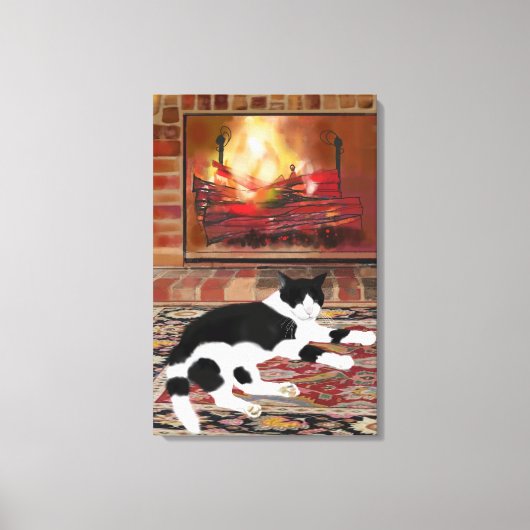 Zwart-witte kat ligt voor de open haard canvas afdruk (Voorkant)