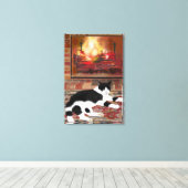 Zwart-witte kat ligt voor de open haard canvas afdruk (Insitu (Houten vloer))