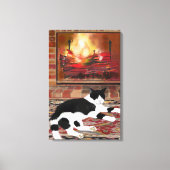 Zwart-witte kat ligt voor de open haard canvas afdruk (Voorkant)