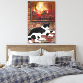 Zwart-witte kat ligt voor de open haard canvas afdruk (Insitu (Slaapkamer))