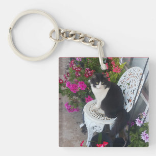 Zwart-witte kat met mooie bloemen sleutelhanger