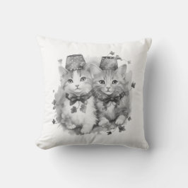 Zwart-witte katjes kussen