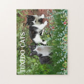 Zwart-witte katten in bloementuin legpuzzel (Verticaal)