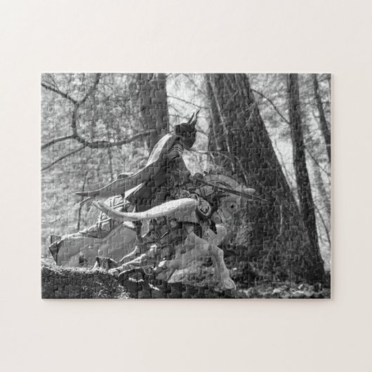 Zwart-witte Knight Galloping door de Bossen Legpuzzel (Horizontaal)