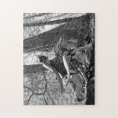 Zwart-witte Knight Galloping door de Bossen Legpuzzel (Verticaal)