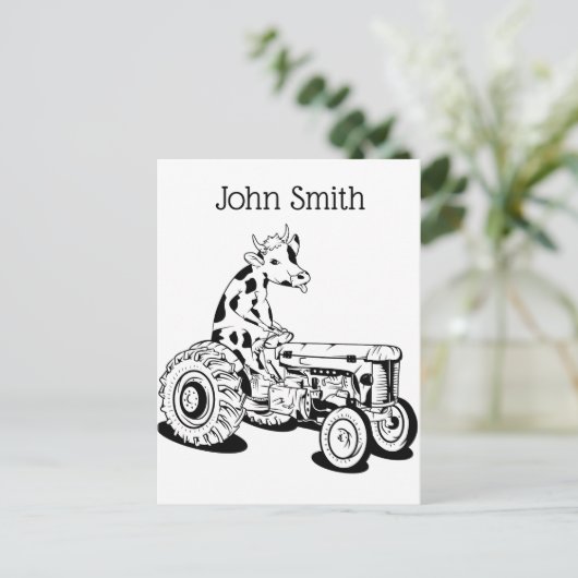 Zwart-witte koe die een trekker bestuurt briefkaart (Staand voorkant)