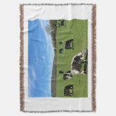 Zwart-witte Koeien grazen in velddeken gooien Deken (Voorkant Verticaal)