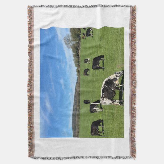 Zwart-witte Koeien grazen in velddeken gooien Deken (Voorkant Verticaal)