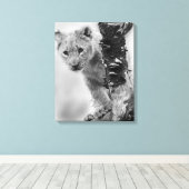 Zwart-witte leeuwenwelpje canvas afdruk (Insitu (Houten vloer))