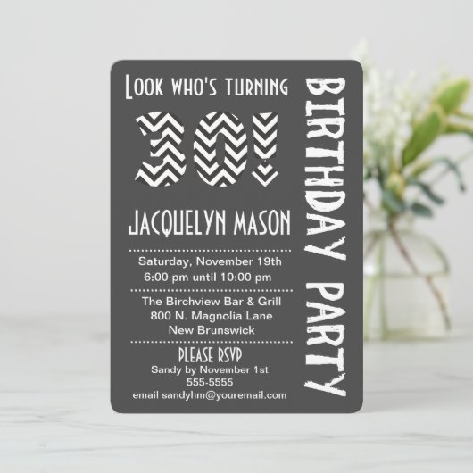 Zwart-witte look die 30 dagen later wordt uitgenod kaart (Staand voorkant)