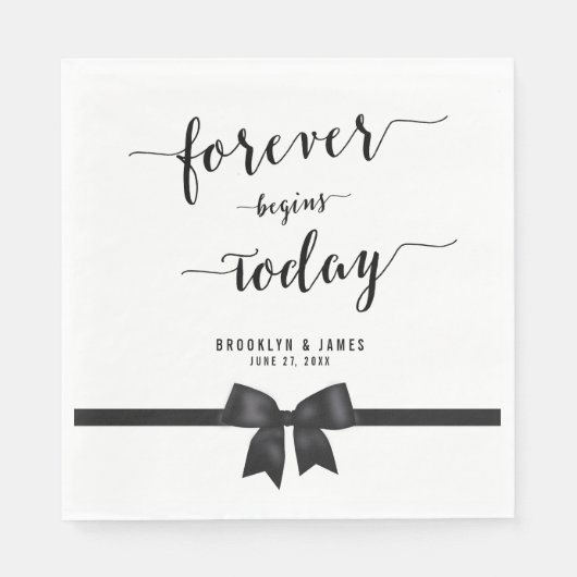 Zwart-witte luiers die luiers binden met poot servetten (Voorkant)