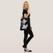 Zwart-witte Magnolia Tote Bag (Op model)