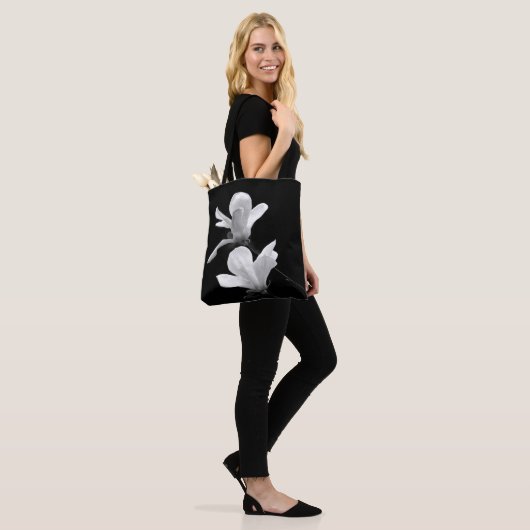 Zwart-witte Magnolia Tote Bag (Op model)