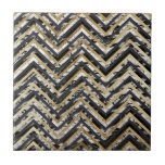 Zwart-witte marmer en gouden Chevron Zigzag Tegeltje<br><div class="desc">Dit elegante en kic zwart-witte marmer en faux-bedrukt gouden chevron zigzag patroon is perfect voor de trendy en stijlvolle persoon. Het hedendaagse en coole ontwerp is geweldig voor veel geschenken en gelegenheden. Geniet van deze modieuze en unieke afdruk voor uw volgende aankoop; voor jezelf,  je vrienden of je familie!</div>