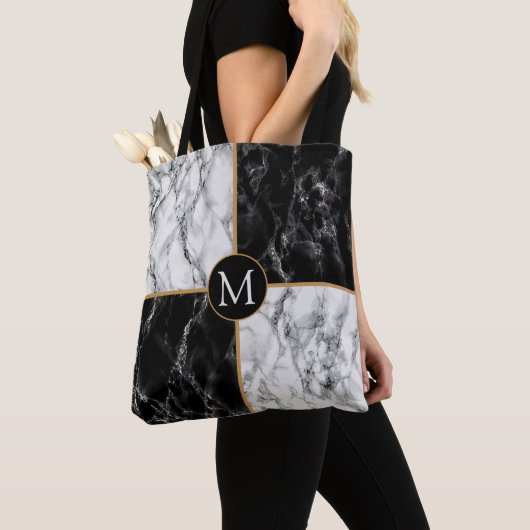 Zwart-witte marmeren tote bag met aangepaste lette (Dichtbij)