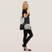 Zwart-witte marmeren tote bag met aangepaste lette (Op model)
