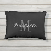 Zwart-witte monogram in de openlucht buitenkussen (Achterkant)