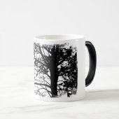 Zwart-witte nevermore Raven Silhouette Tree Magische Mok (Voorkant rechts)