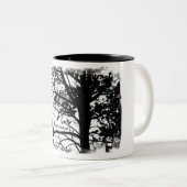 Zwart-witte nevermore Raven Silhouette Tree Tweekleurige Koffiemok (Voorkant rechts)