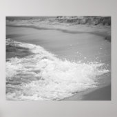 Zwart-witte Oceaan Wassen omhoog op strand 16 x 20 Poster (Voorkant)
