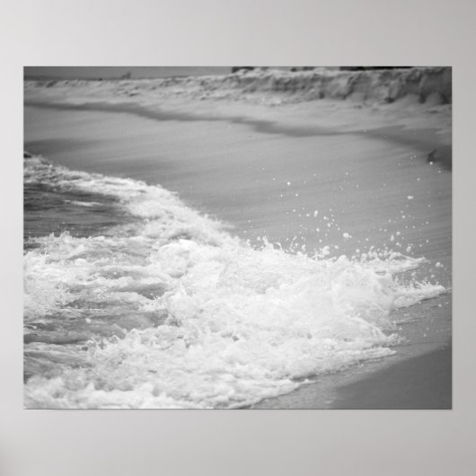 Zwart-witte Oceaan Wassen omhoog op strand 16 x 20 Poster (Voorkant)