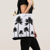Zwart-witte palmboom met naambalk tote bag (Dichtbij)