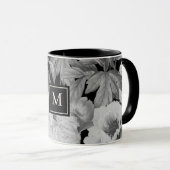 Zwart-witte pioenen Floral Monogram Mok (Voorkant rechts)