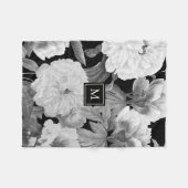 Zwart & Witte Pioenen Waterverf Bloemen Monogram Fleece Deken (Voorkant (Horizontaal))