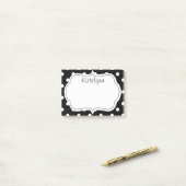 Zwart-witte poka Dots Monogram Post-it Notes (Op bureau)