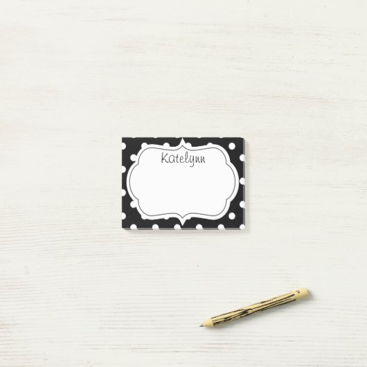 Zwart-witte poka Dots Monogram Post-it Notes (Op bureau)