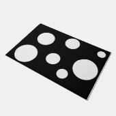 Zwart-witte poka gedopt in de buitenlucht deurmat (Schuin)