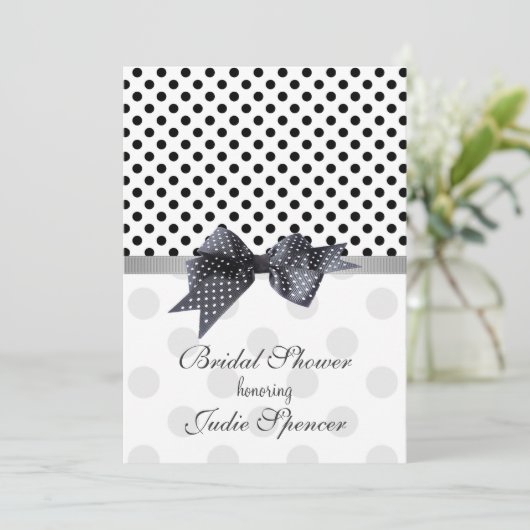 Zwart-witte poka punt Bridal-douche Uitnodiging (Staand voorkant)