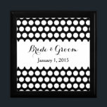 Zwart-witte poka weddenschap cadeaudoosje<br><div class="desc">zwart-wit puntpatroon met de naam van het paar en de trouwdatum.</div>