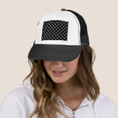 Zwart-witte pokadot trucker pet (In situ)