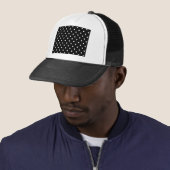 Zwart-witte pokadot trucker pet (In situ)